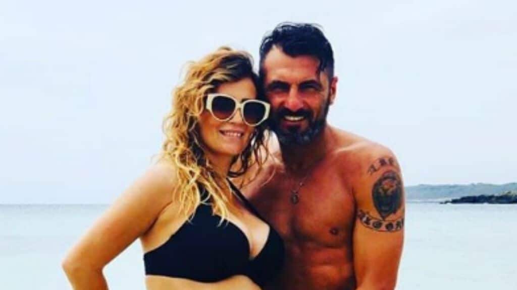 sossio aruta e ursula bennardo abbracciati al mare