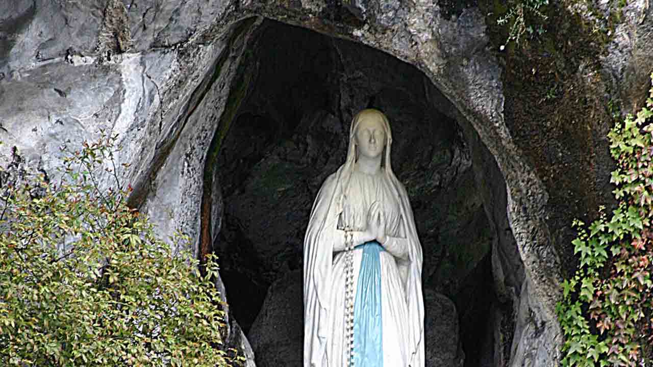 Statua della Madonna nella grotta di Lourdes