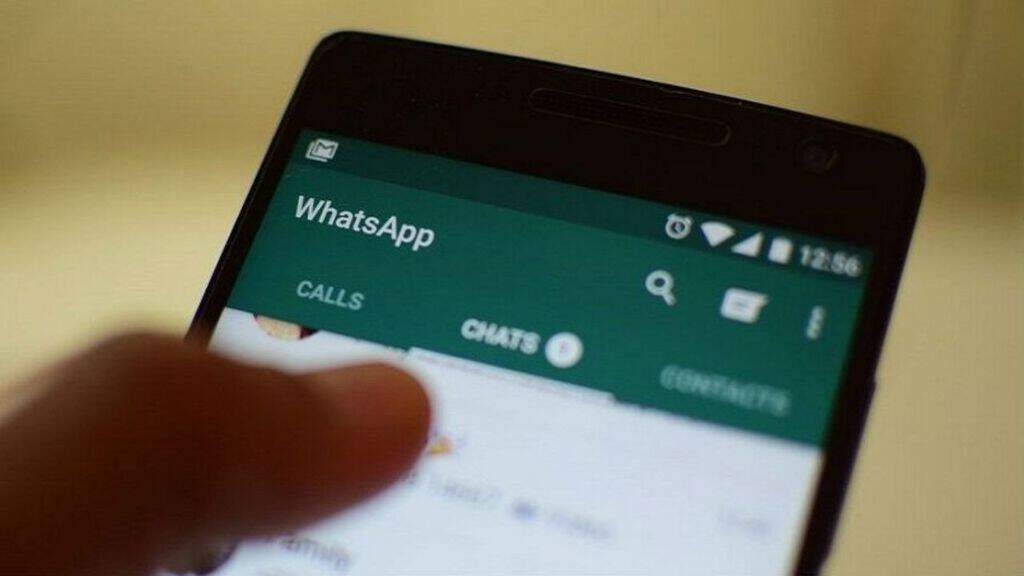 telefono con whatsapp aperto