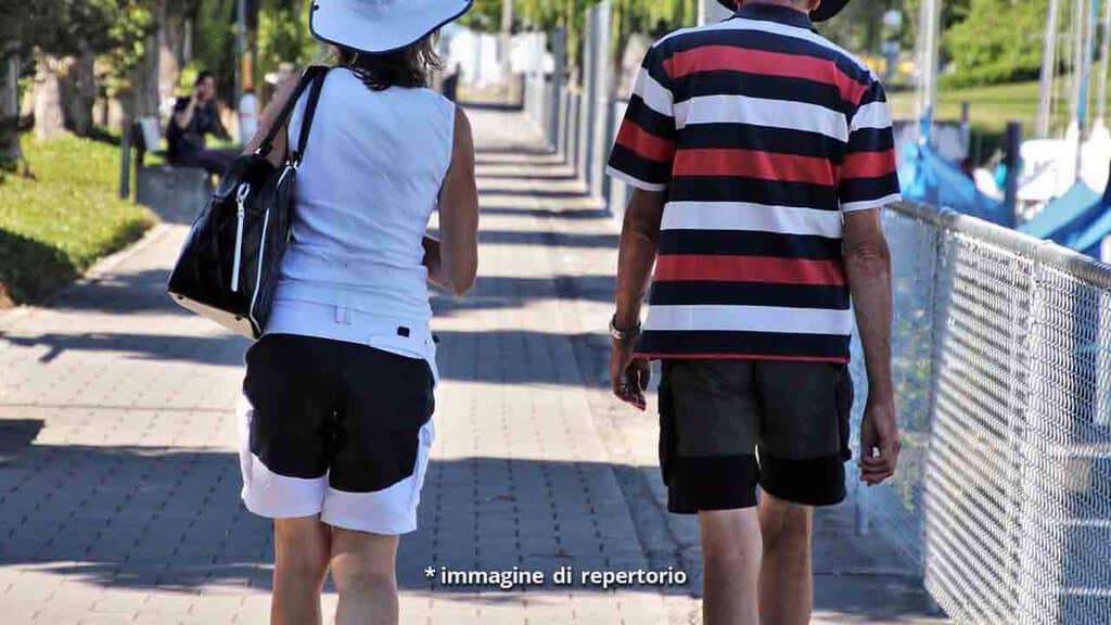 uomo e donna che camminano