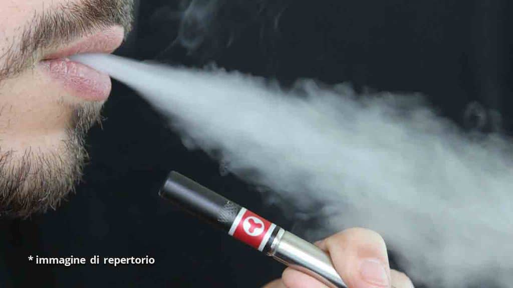 uomo che fuma una sigaretta elettronica