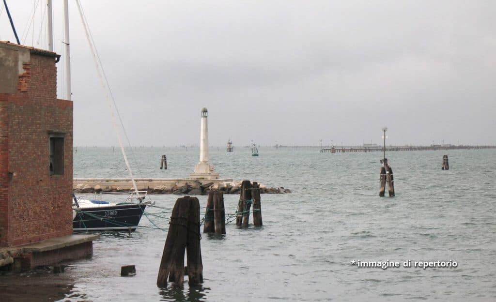 Le briccole che emergono dalle acque della laguna