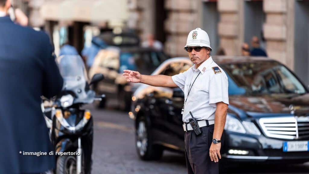 vigile urbano in strada
