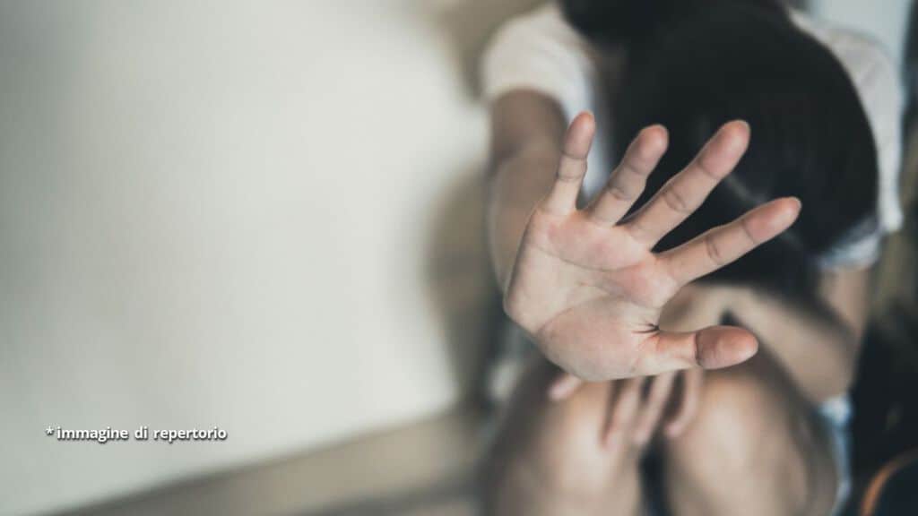 giovane donna vittima di violenza