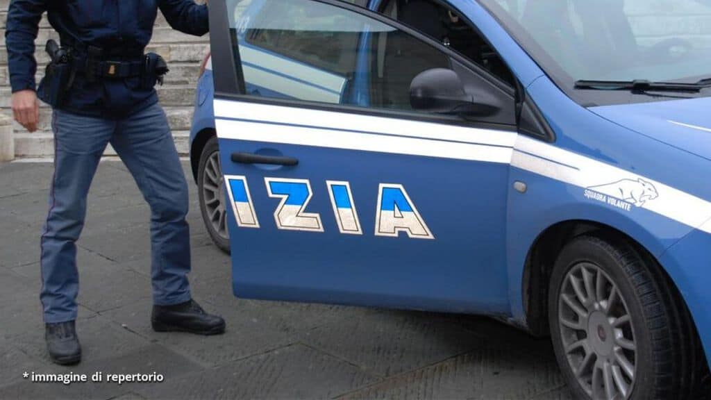 volante della polizia e agente
