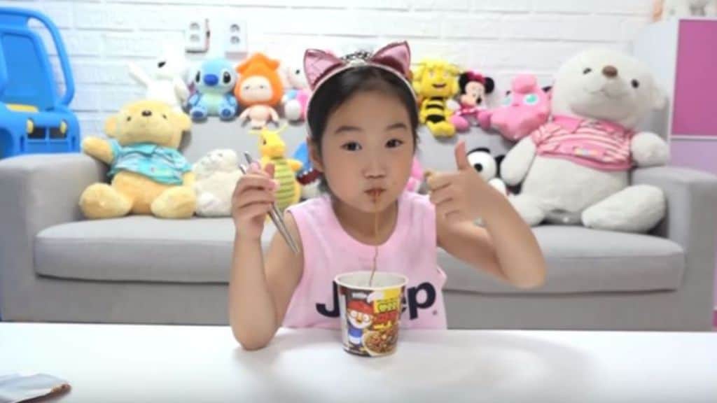 Boram, giovane star del web coreana, ha appena comprato un grattacielo da 8 milioni di dollari (Foto Youtube)
