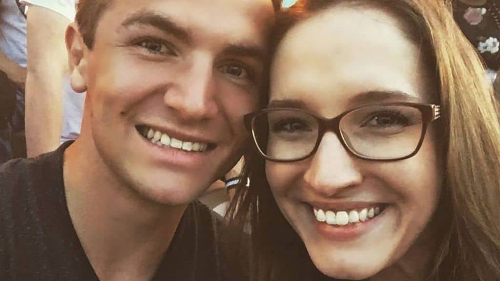 Clay Chastain e la moglie Acaimie, che hanno avuto una luna di miele spaventosa quando lui è caduto nel cratere di un vulcano inattivo. Miracolosamente salvi (Foto Facebook)