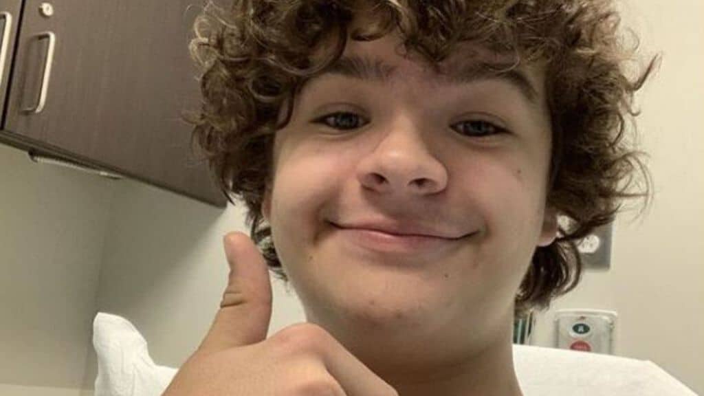 Gaten Matarazzo, giovane star di Stranger Things, sorridente dopo la terza operazione dovuta alla sua rara malattia (Fonte Instagram)