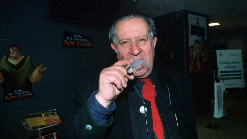 tinto brass mentre fuma