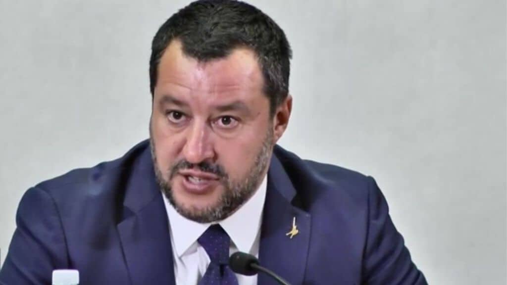 Matteo Salvini conferenza stampa su rifiuti