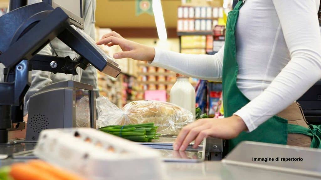 Ritirato il licenziamento della cassiera affetta da sclerosi multipla (Immagine di repertorio)