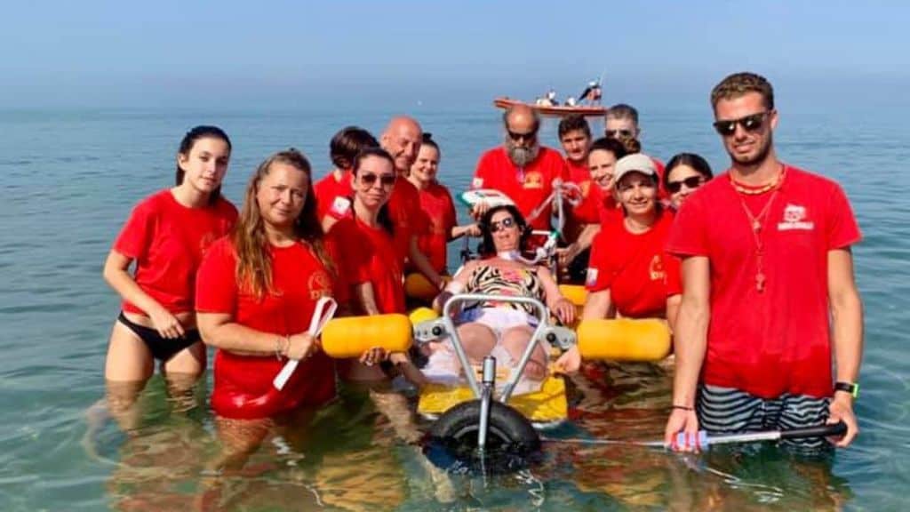 Sandra con i volontari dell'associazione Team Deri Facebook