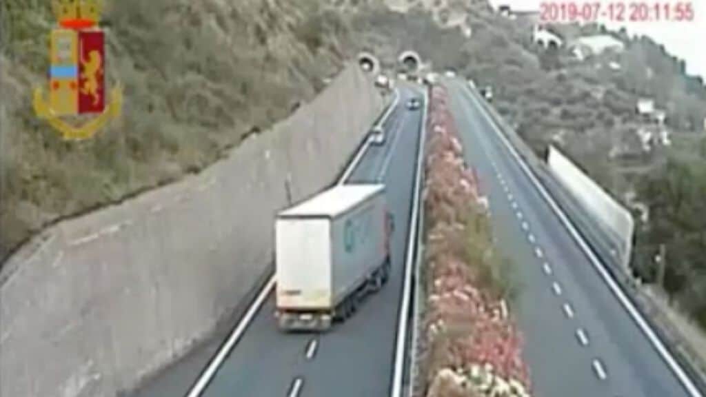Tir contromano in autostrada Imperia