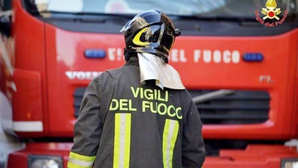 Vigili del fuoco impegnati nei danni causati dal maltempo. Donna uccisa da tromba d'aria a Fiumicino (Foto Vigili del Fuoco)