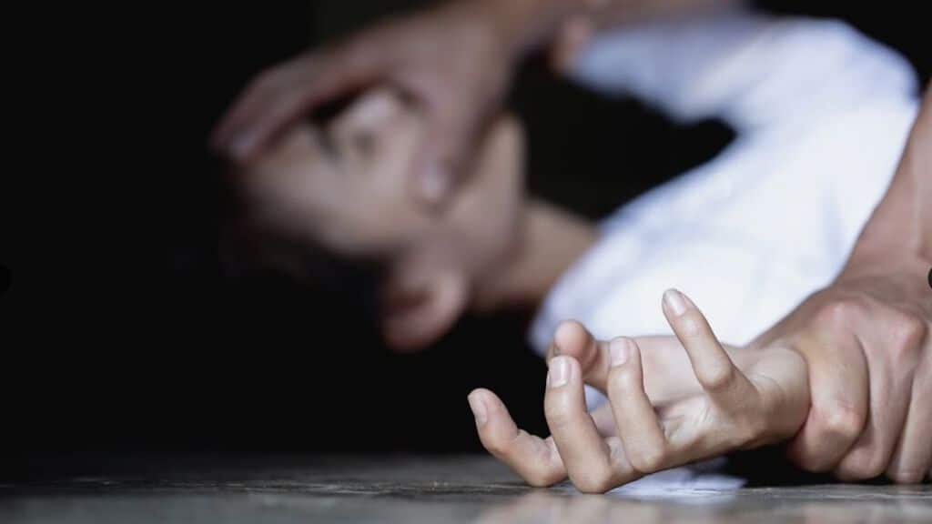 donna a terra vittima di violenza