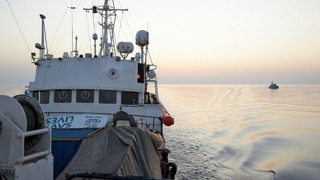la nave alan kurdi in mare aperto