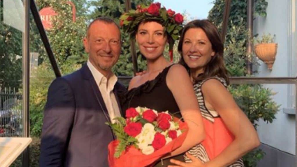 amadeus mentre abbraccia la figlia alice tra lui e la moglie Giovanna Civitillo