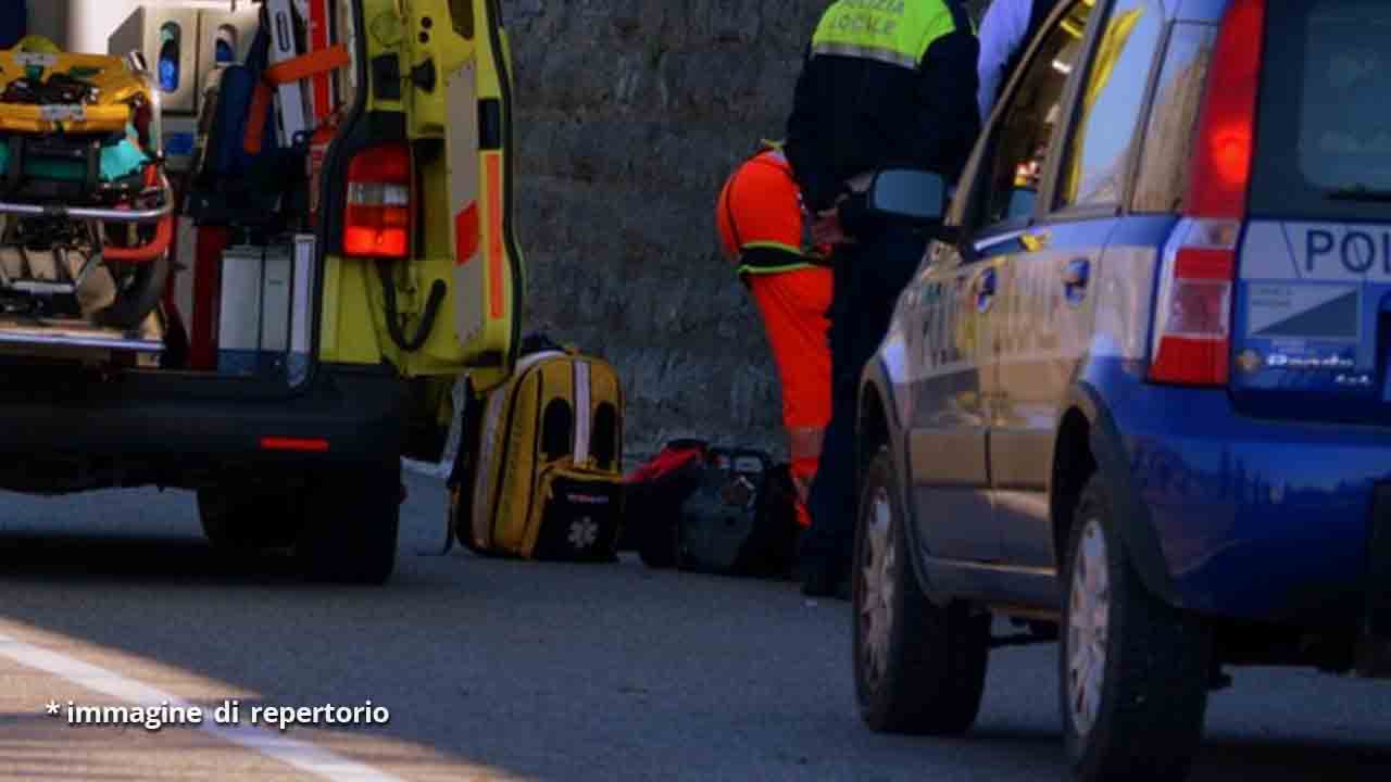 ambulanza, soccorritori e polizia