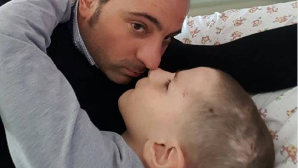 andrea mastrosimone nel letto d'ospedale mentre da un bacio al padre