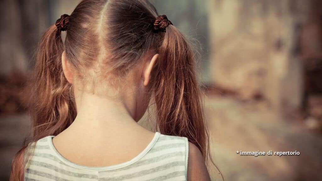 bambina girata di spalle