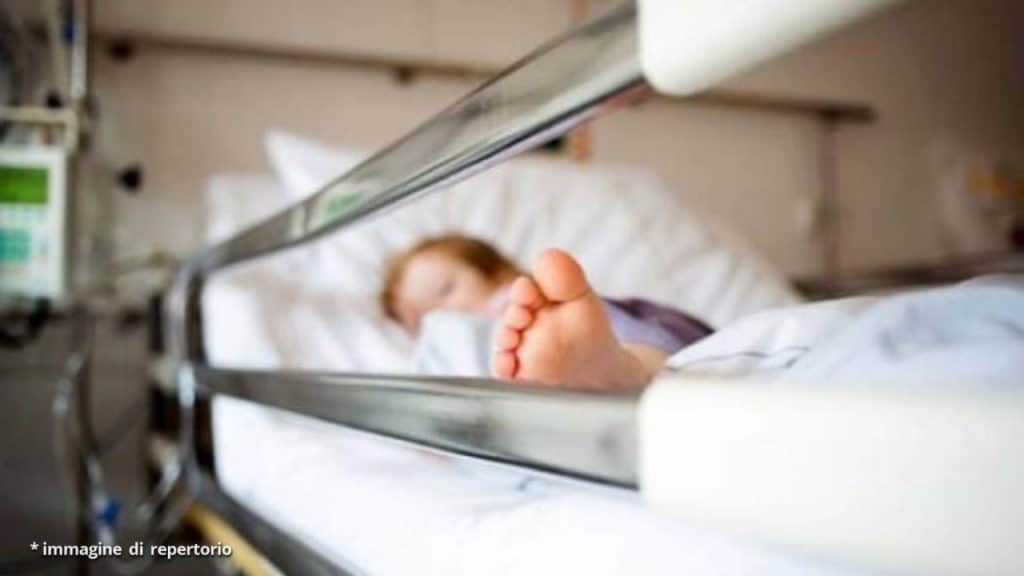 bambino in un lettino d'ospedale