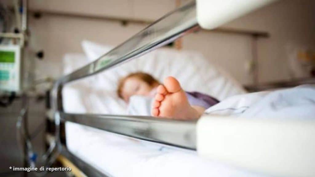 bambino in un lettino d'ospedale