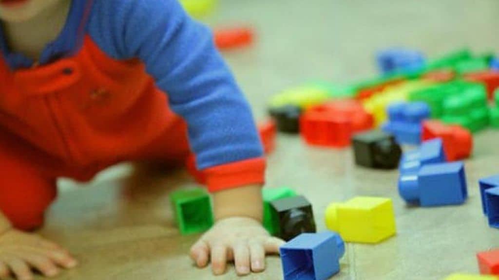 bambino che gattona in un asilo