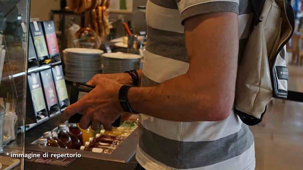 braccia di un uomo al ristorante