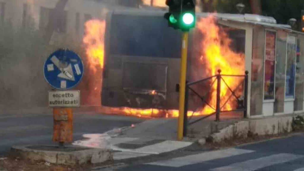 bus in fiamme a Roma
