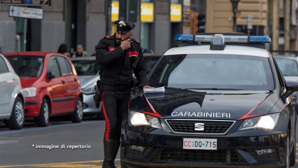 carabiniere di fianco all'auto