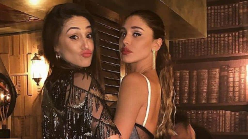 cecilia e belen rodriguez che si abbracciano