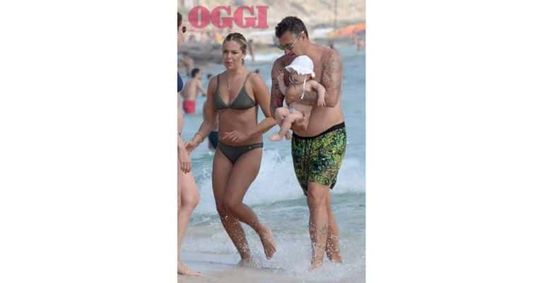 Costanza Caracciolo, Bobo Vieri e la piccola Stella a passeggio sul bagnasciuga