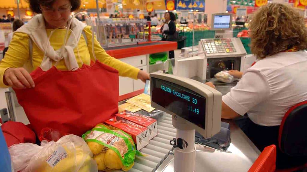 cliente di un negozio alla cassa