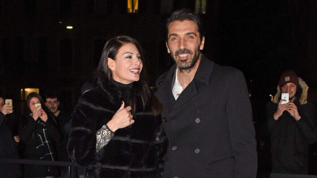 ilaria d'amico e buffon mentre passeggiano di sera