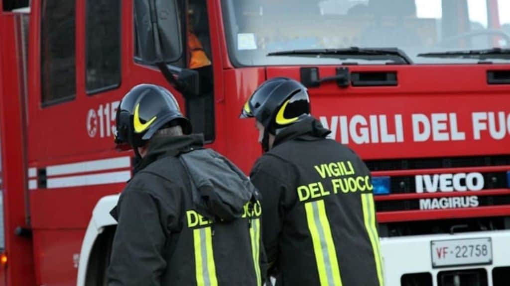 due vigili del fuoco di fronte alla camionetta