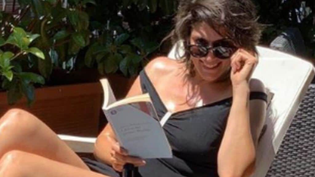 elisa isoardi sdraiata al sole