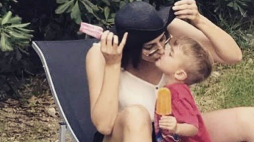 elisa isoardi bacia sulle labbra il piccolo nipotino