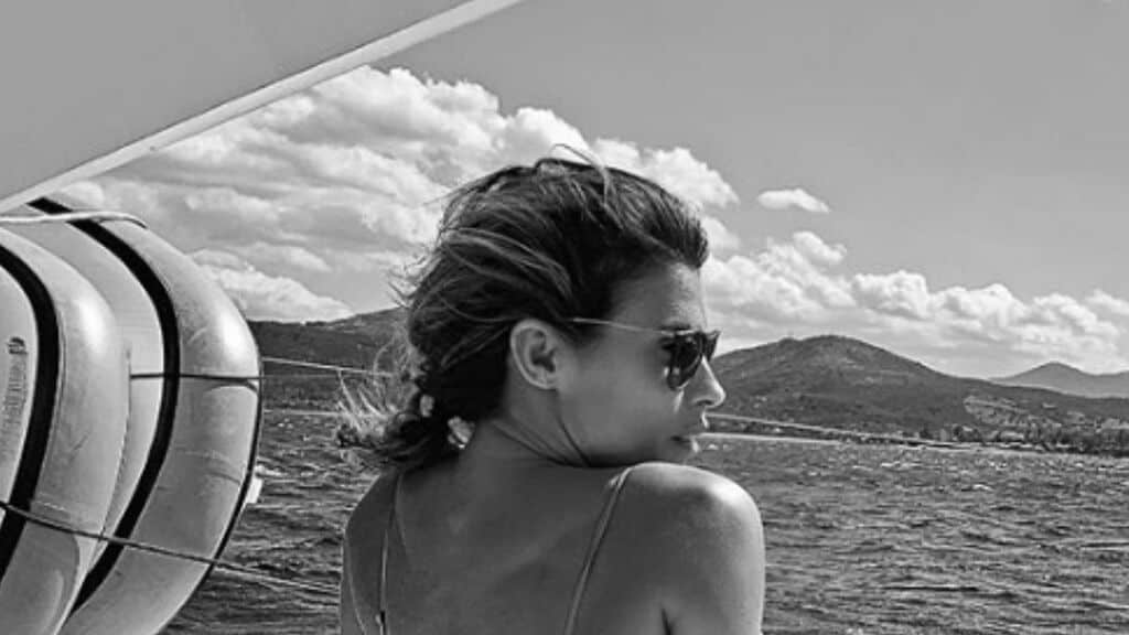 elisabetta canalis in bianco e nero su una barca