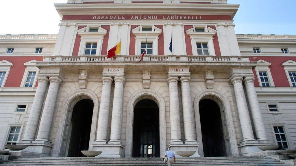 facciata principale dell'ingresso dell'ospedale cardarelli di napoli