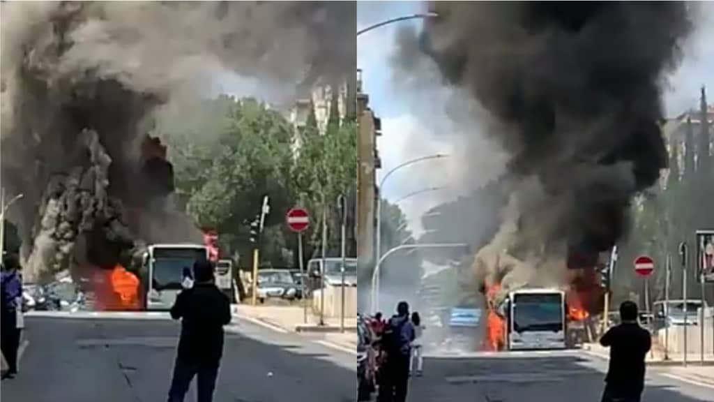 autobus in fiamme