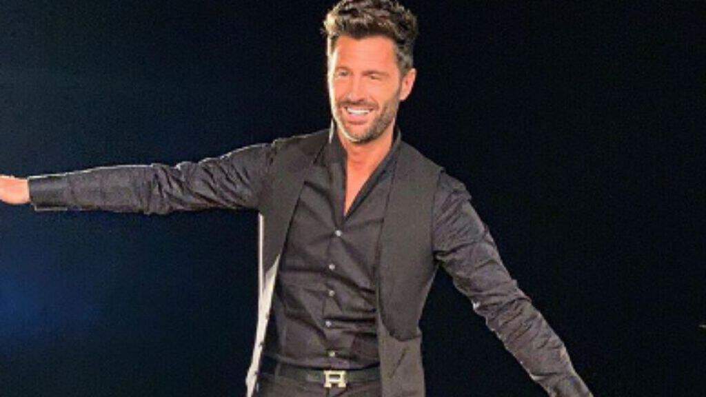 filippo bisciglia a mezzo busto in bilico su una trave