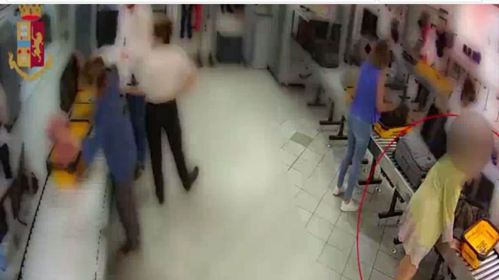Il momento del furto in aeroporto a Torino