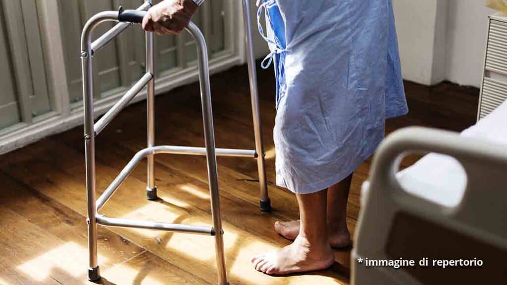 gambe di donna con il deambulatore