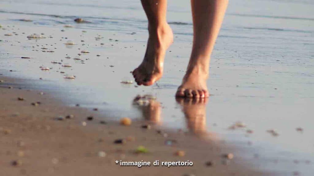 gambe di donna in spiaggia