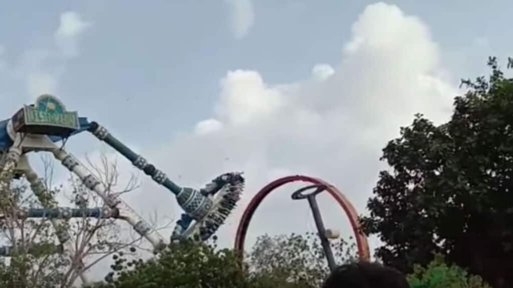 giostra si spezza in india