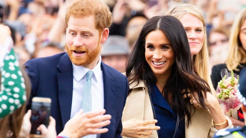 harry e meghan mentre passeggiano nella folla