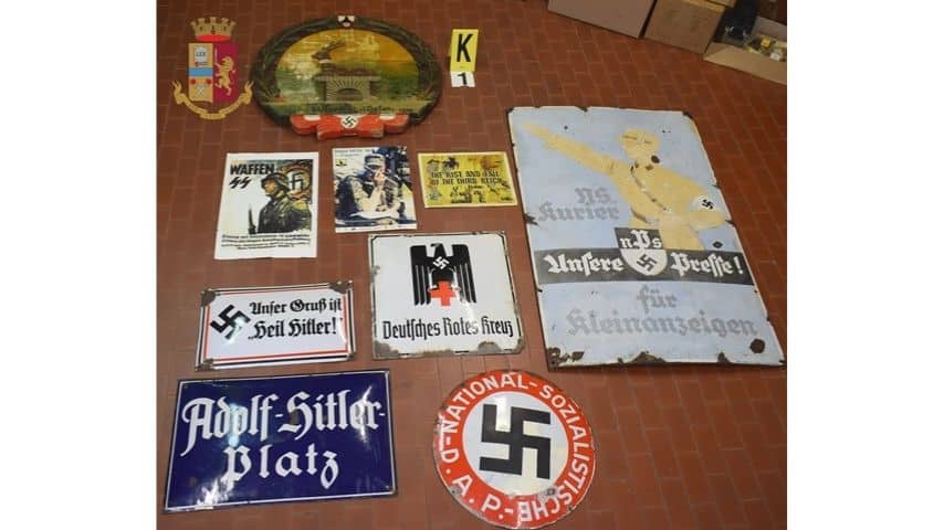 Il materiale con la simbologia nazista sequestrato dagli agenti