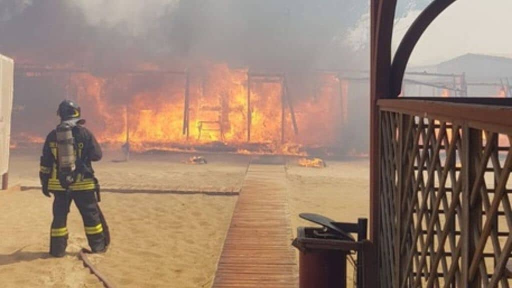 incendio sul lungomare di catania