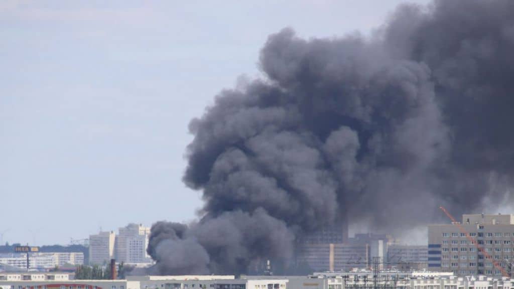colonna di fumo nero si alza dal centro commerciale