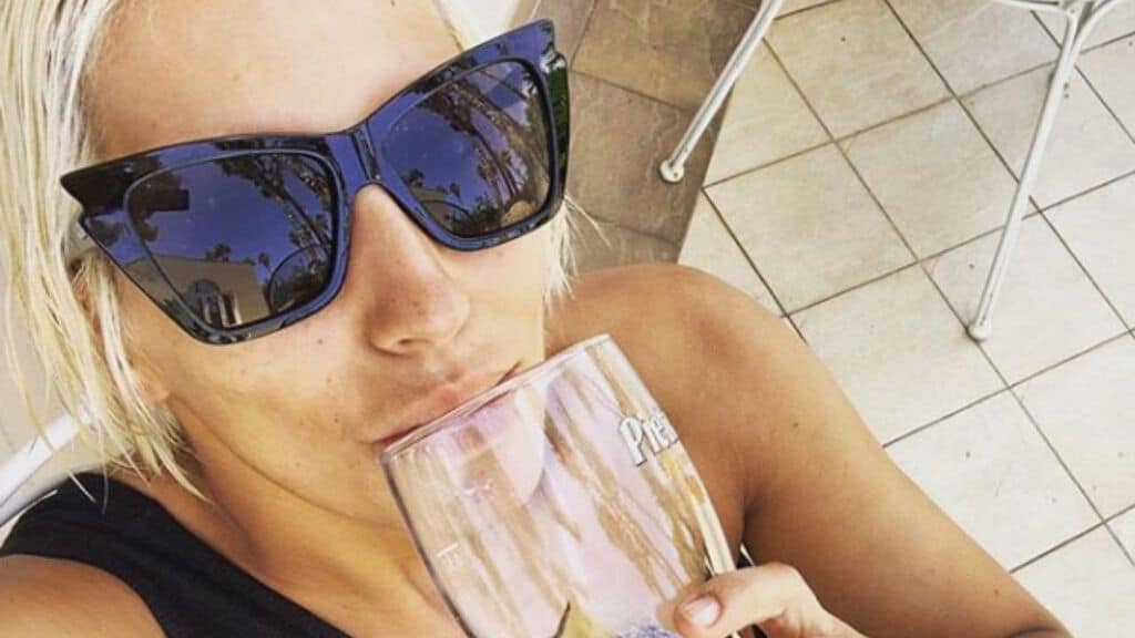 malika ayane mentre beve una birra